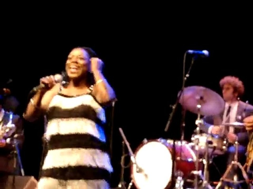 Binky Griptite 's warm up...and Sharon Jones 's introduction