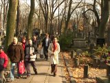 Des milliers de Polonais dans les cimetières pour la Toussaint