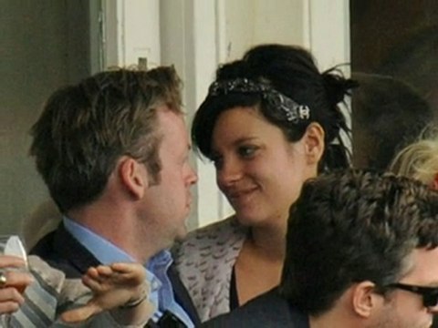 Celebrities Tweet support to Lily Allen