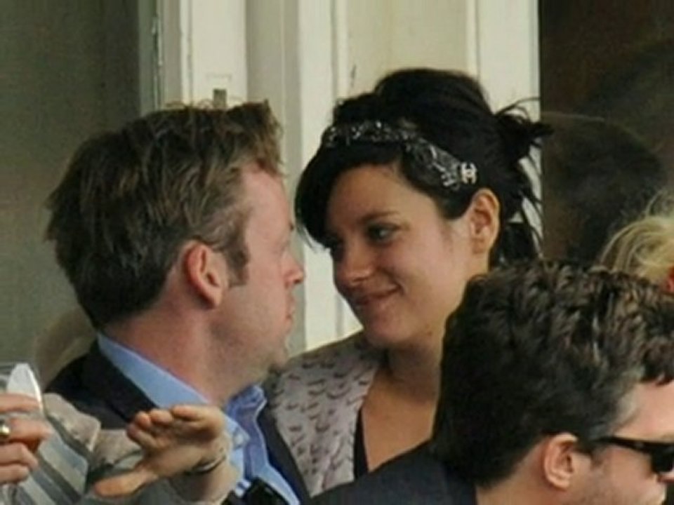 Celebrities Tweet support to Lily Allen