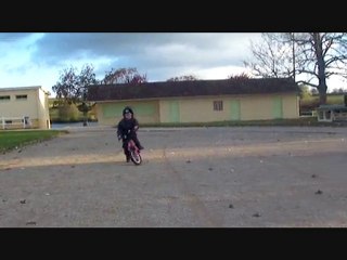 Corentin fait du velo sans roulette
