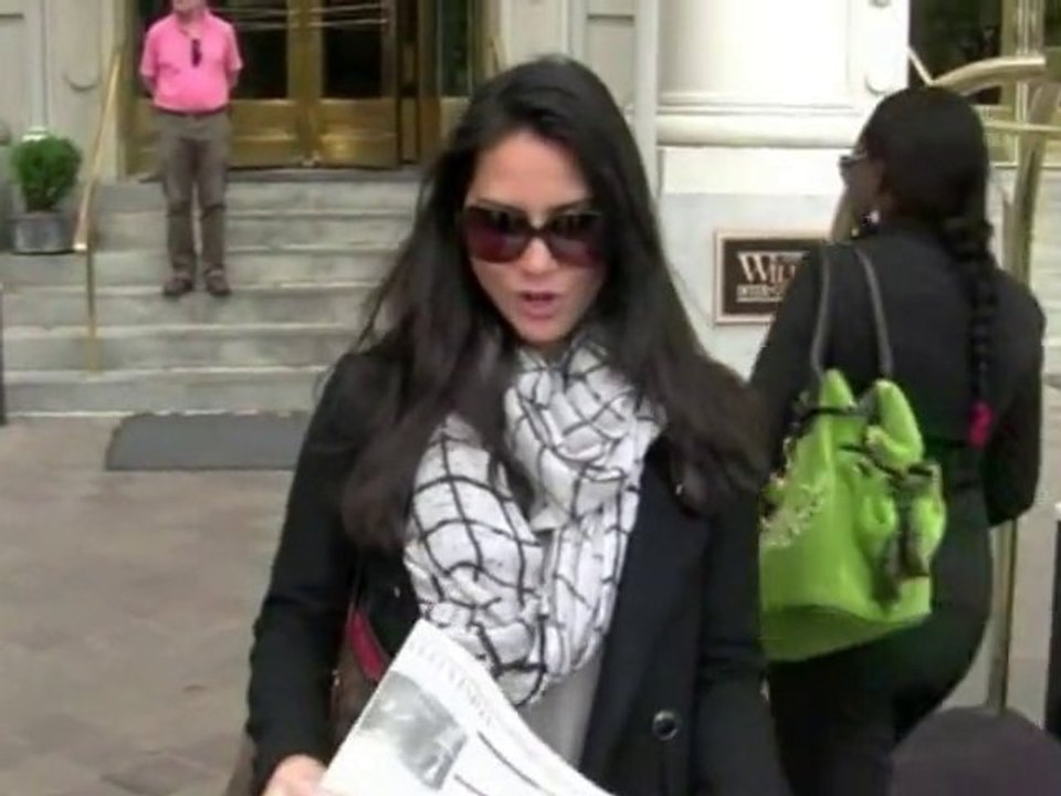 Exklusiv: Olivia Munn grinst hämisch