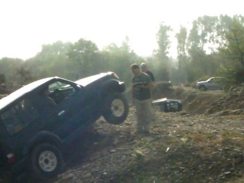 Monique Chaverot Mitsubishi Pajero Trial Amateur Montalieu 2010 Levé de roue SANY0007