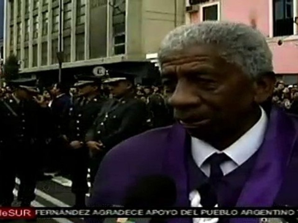 Católicos peruanos participan en procesión del Señor de los Milagros