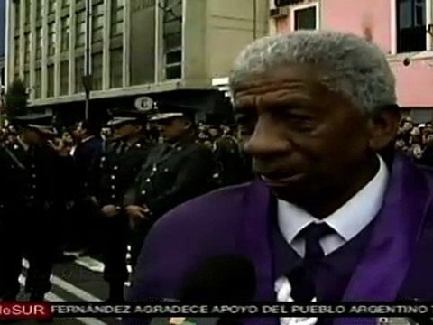 Católicos peruanos participan en procesión del Señor de los Milagros