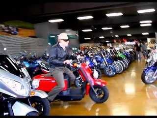 Jackass 3D : extrait 3 "Un vieux sur un scooter" VF