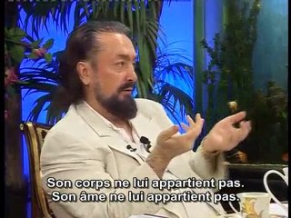 Toute personne qui fait un compliment le fait assurément à A