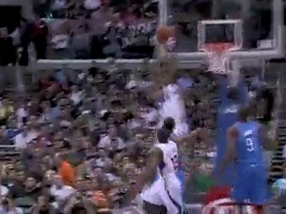 Eric Bledsoe floats one to DeAndre Jordan for the alley-oop.