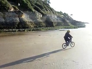 20101031 Nico fait du vélo sur la plage Royan