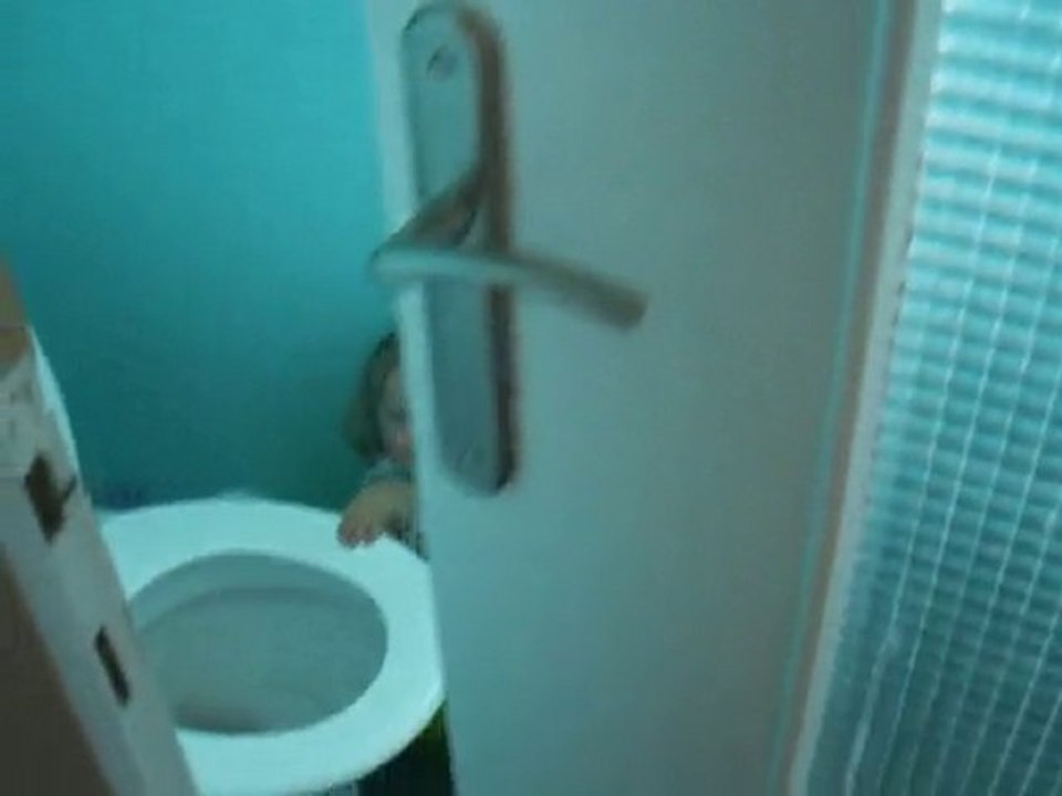 Roxane 17 mois 1/2 PIPI