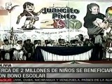 Vicepresidente entrega el Bono Juancito Pinto a niños en Cochabamba