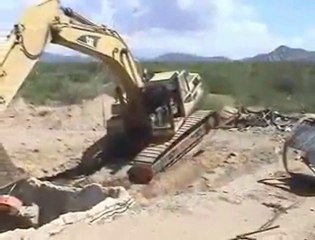 Masso troppo pesante e la ruspa si ribalta