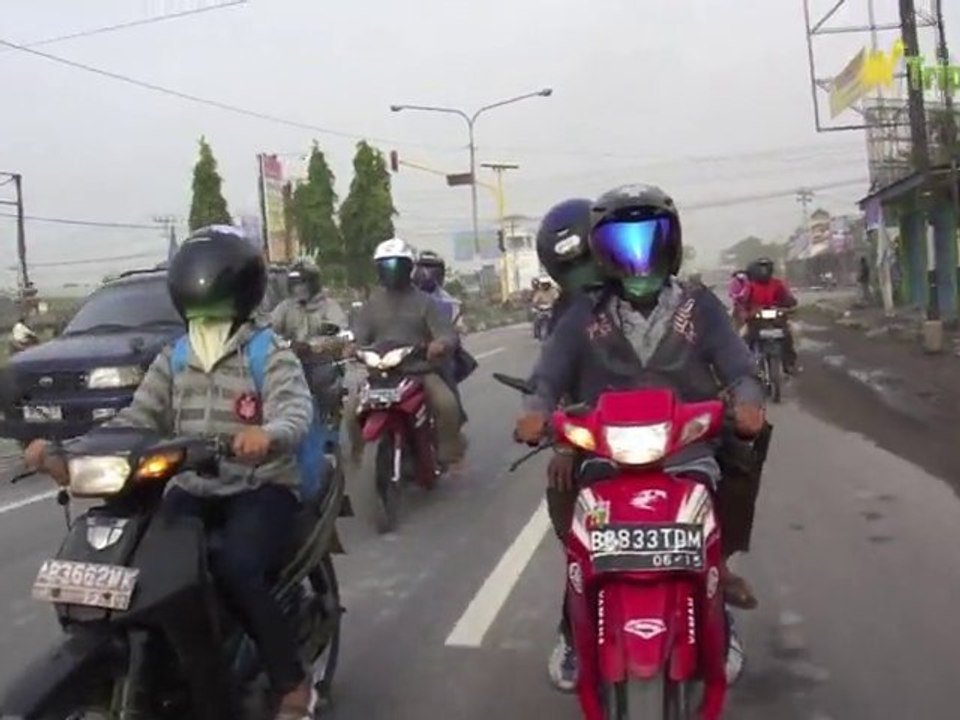 Pluie de cendres à Yogyakarta après l'éruption du Merapi