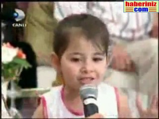 İstiklal Marşı'nın 10 kıtasının birden duyguyla okuyan küçük