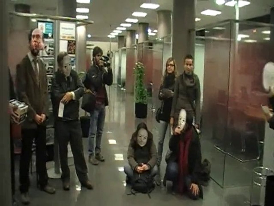 Acció de Des de Baix de denúncia a "La Caixa"