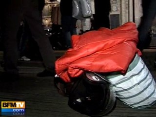 Démontage des tentes du pont des Arts à Paris