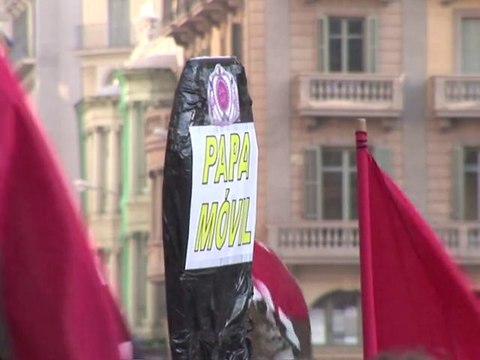 Des manifestants protestent à Barcelone contre la venue du pape