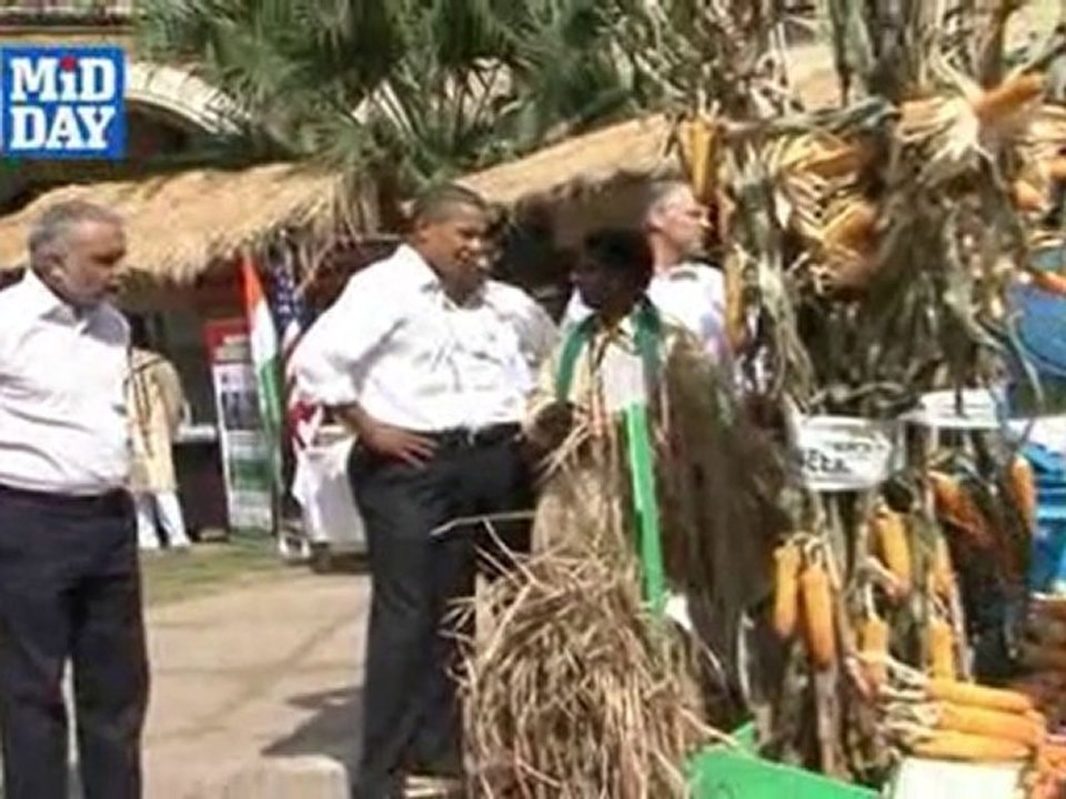 Obama at agricultural exhibition in Mumbai
