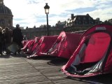 Mal logement: les tentes du Pont des Arts avant évacuation