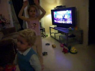 Les enfants chantent et dansent