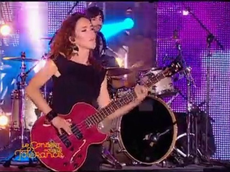 Jenifer chante "Tourner Ma Page" au Concert Pour LaTolerance