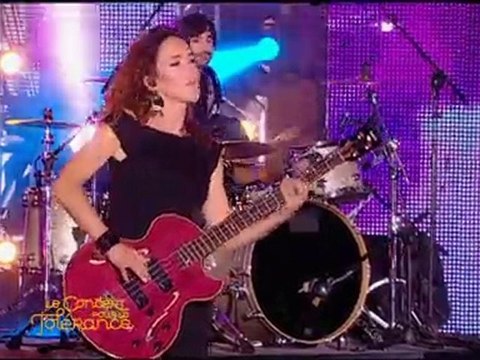 Jenifer chante Tourner Ma Page au Concert Pour LaTolerance