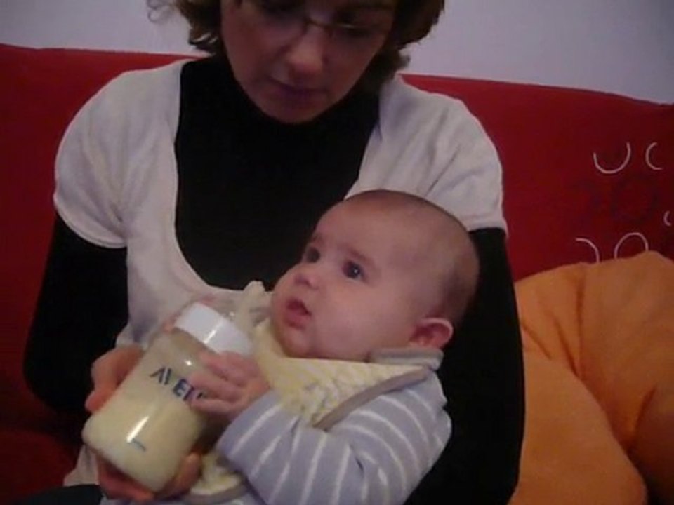 2010_11_06 zoe attrape son bib