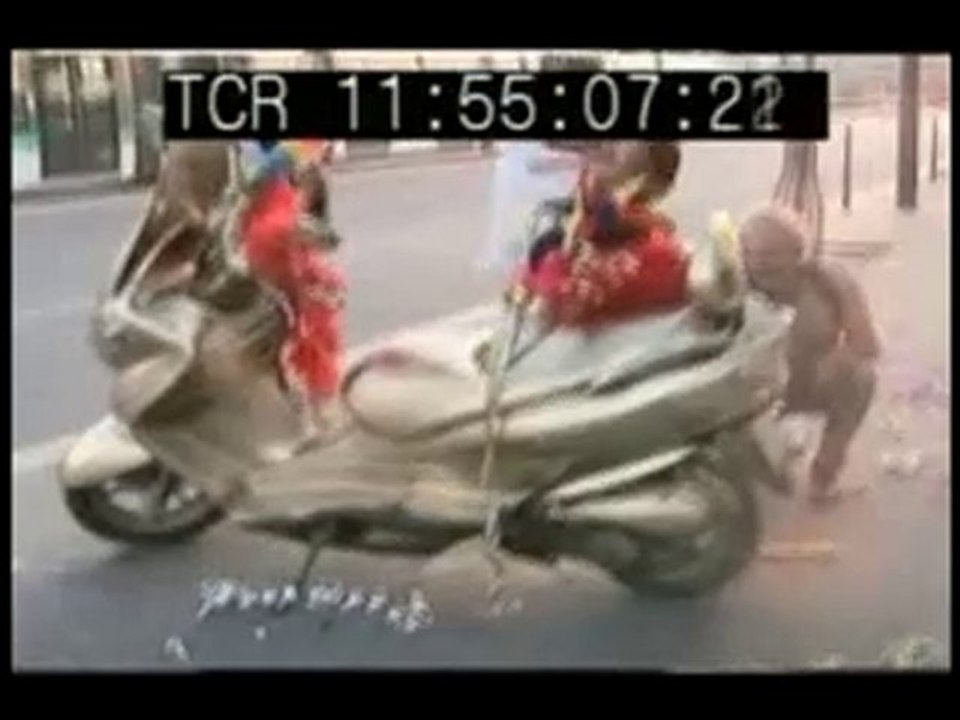 Pierre Carles et le scooter " laqué OR " de Pujadas : )