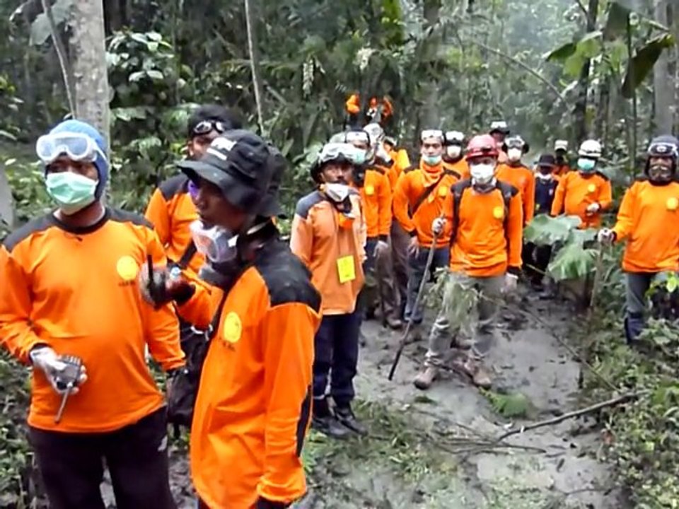 Rescue teams evacuate victims of Mount Merapi eruption