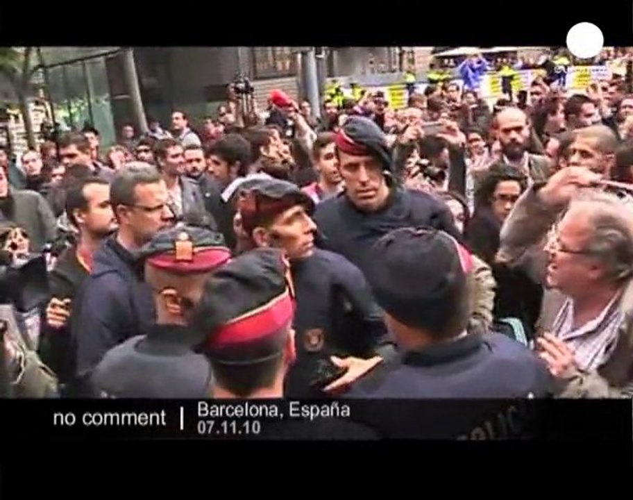 Gay kiss protest near the pope in Barcelona - no comment