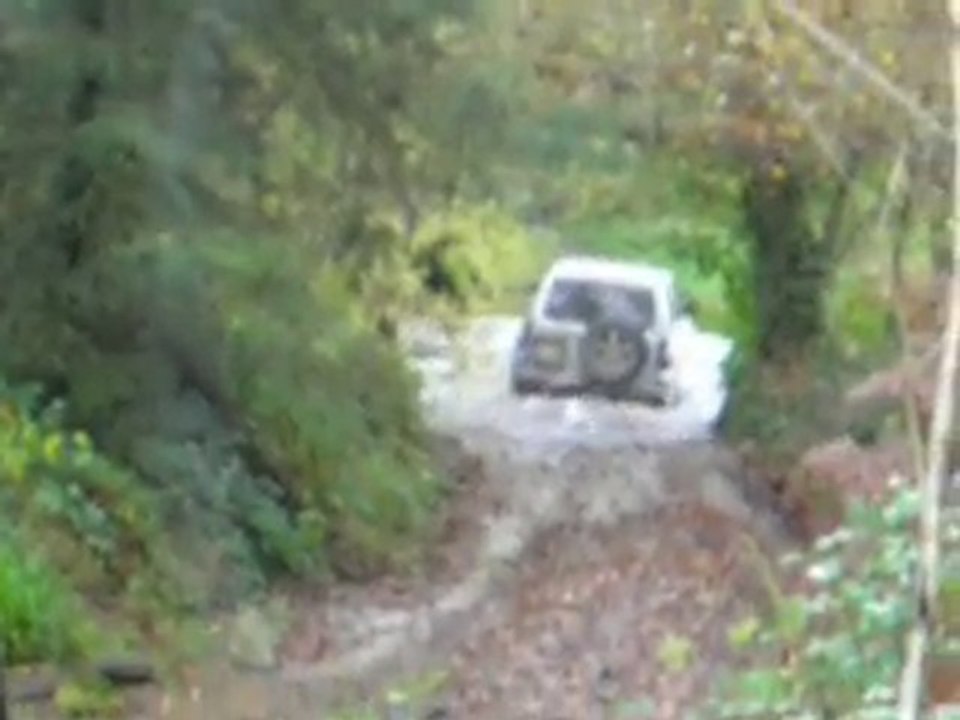 traversée de la rivière élorn à gué , pajero et jimny