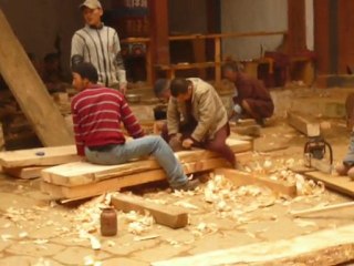 Monastère, petit garçon qui joue