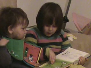 Jeanne raconte une histoire à Pierre