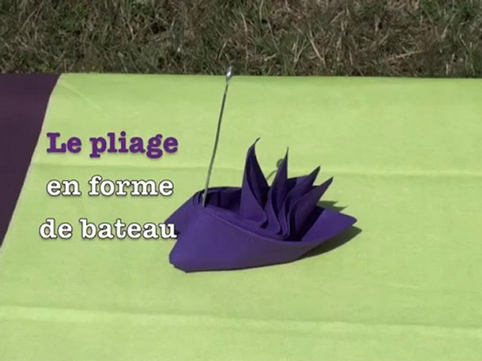 Pliage de serviette en forme de bateau / voilier stylisé