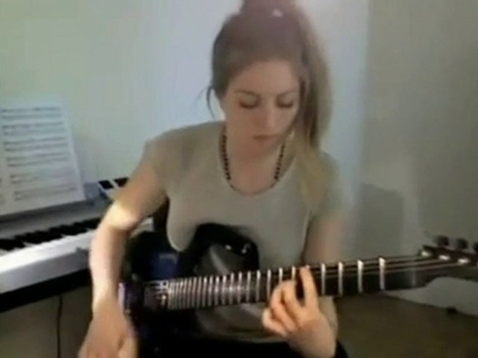 chica atractiva rockea