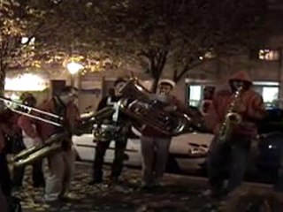 CANEBIERE PRESSION joue Bourbon Street Parade à Marseille