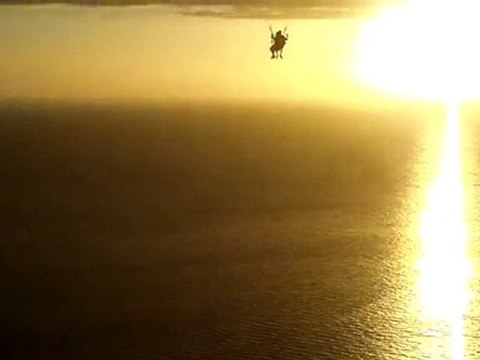 larguage Base jumper sur le lagon de saint leu / reunion