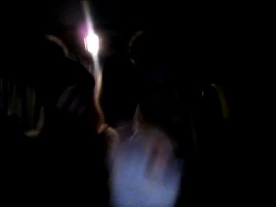 Elin&Nora har kul på bussen