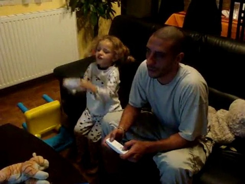 Jade et papa jouent à Mario