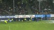 Tifosi del Basilea lanciano palline da tennis in campo