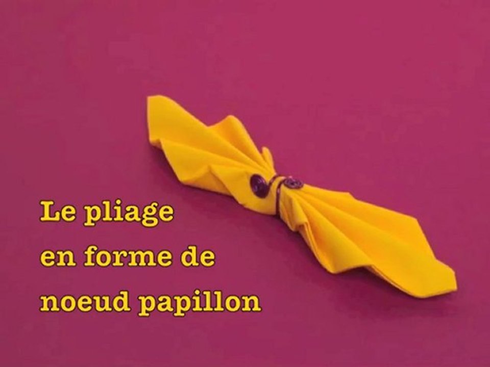 Pliage de serviette en forme de noeud papillon