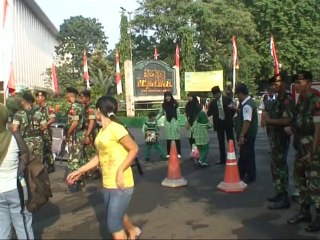 Obama visits Southeast Asia's biggest mosque in Jakarta