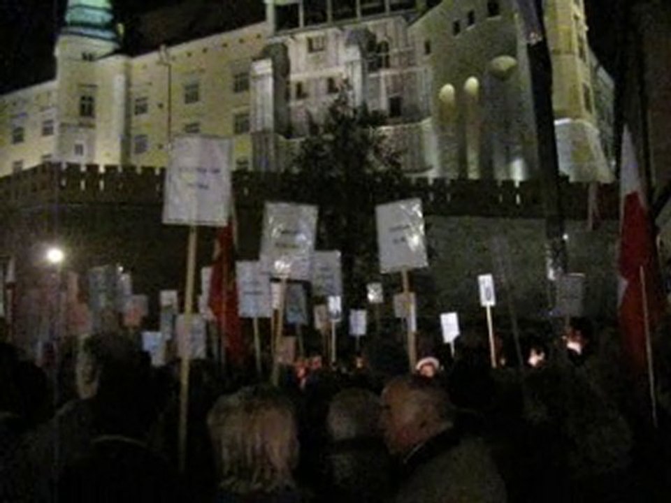 Odśpiewanie "Boże coś Polskę" pod Krzyżem Katyńskim