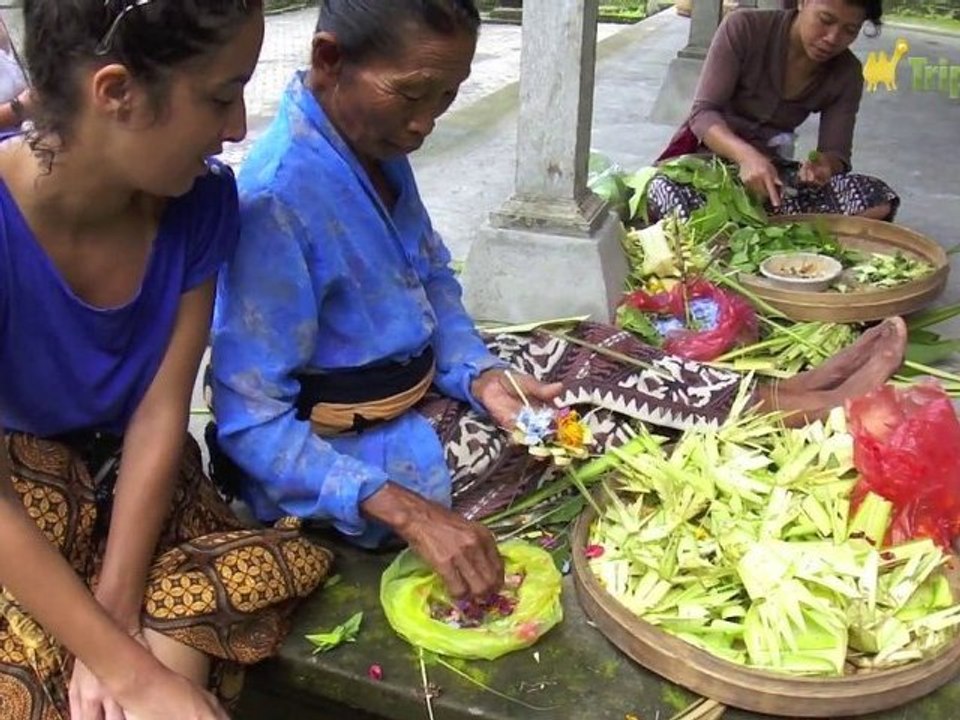 Fabrication des offrandes dans le temple Gunung Kawi