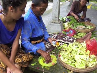 Fabrication des offrandes dans le temple Gunung Kawi