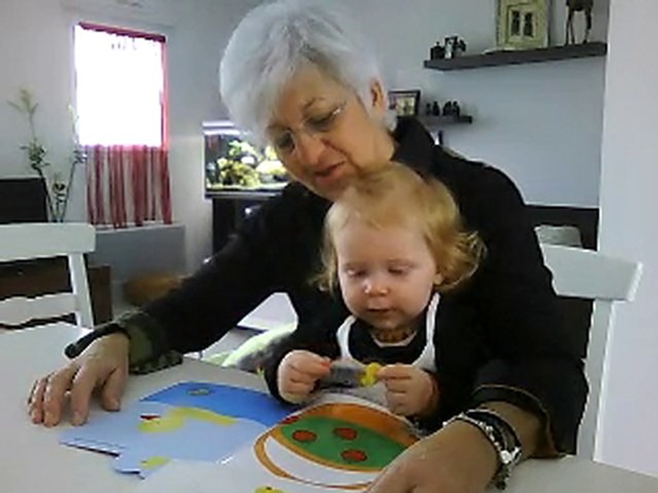 Emma collage gomette 17mois