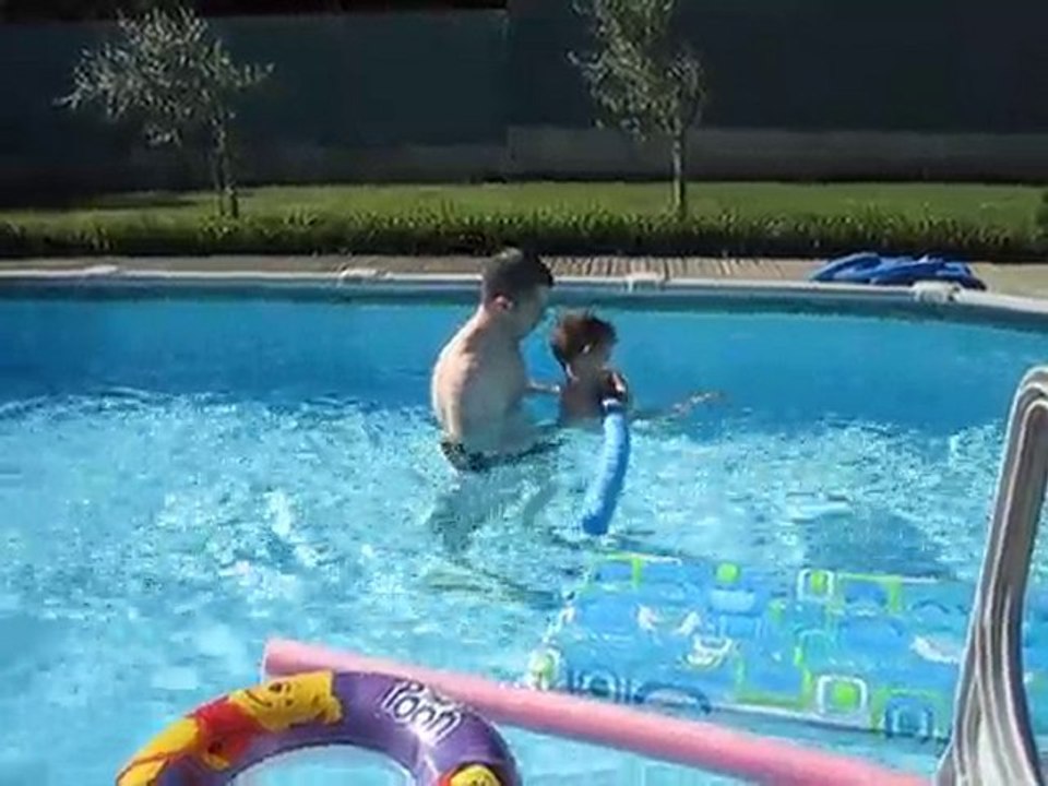 Maxime dans la piscine avec papa