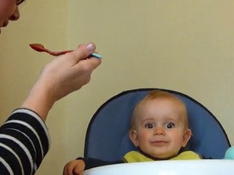 bastien partage son goûter 1 nov 10