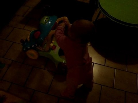 Clémence marche avec son trotteur