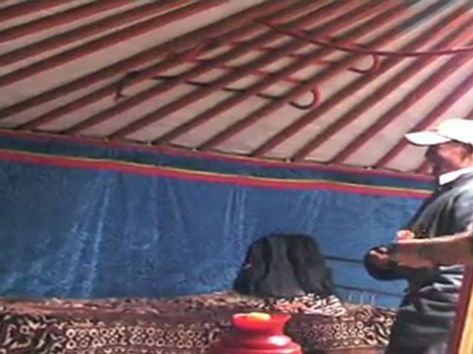 Partie de fléchettes entre Dada et Seb chez Jargalbat